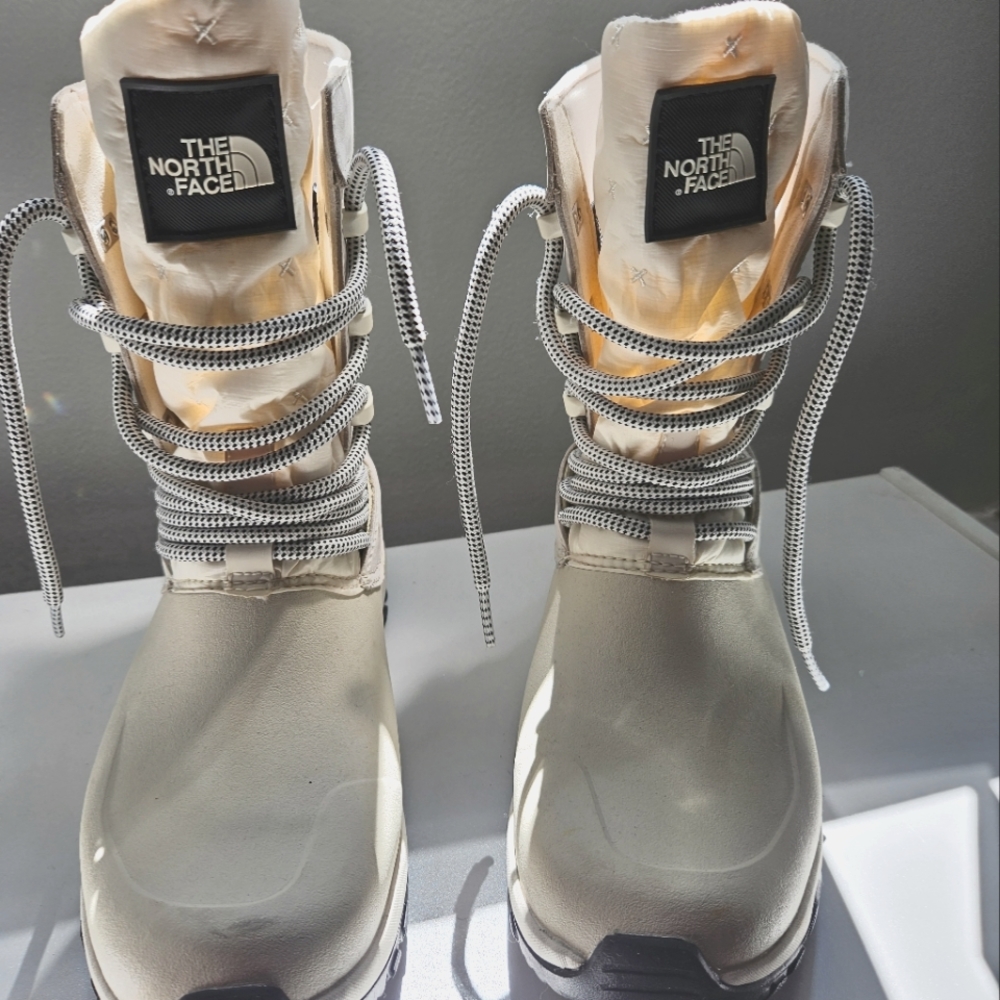 Womens Never worn North face Boots in Bone